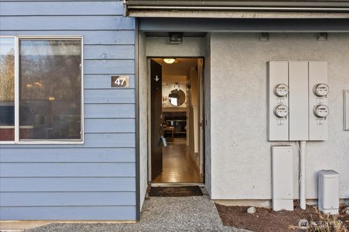 f47-160 Newport Way Nw, Issaquah, WA, 98027-3107 | Card Image