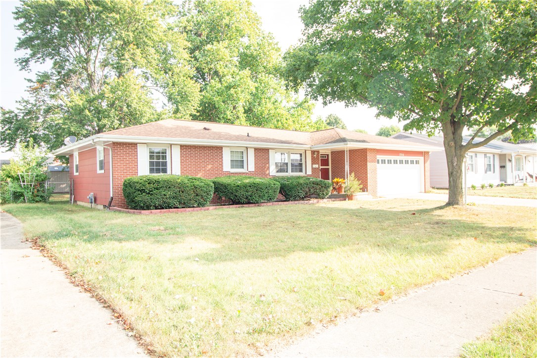 2316 Essex Ave, For Sale in Mattoon - eXp Realty