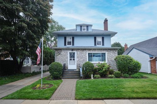 17 Concord St, Floral Park, NY, 11001-2819 | Card Image