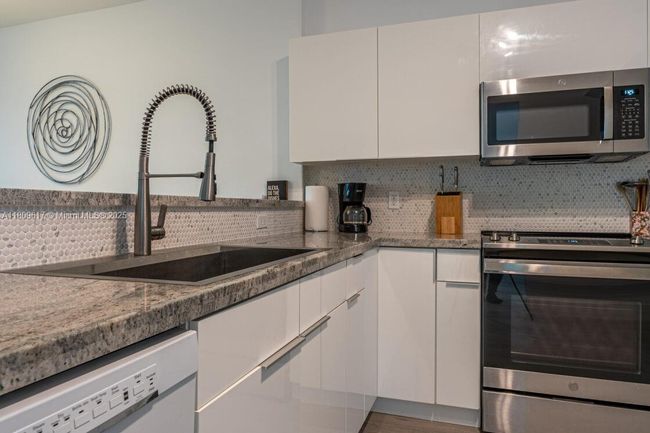 APT-401 - 17050 N Bay Rd, Condo with 2 bedrooms, 2 bathrooms and null parking in Sunny Isles Beach FL | Image 9