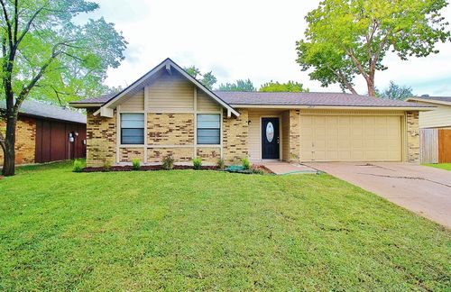 2809 Santa Monica Dr, Grand Prairie, TX, 75052-5302 | Card Image