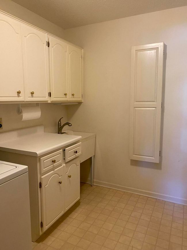 Built-in ironing board | Image 34
