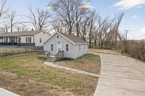 429 Ne 42nd St, Kansas City, MO, 64116-4501 | Card Image