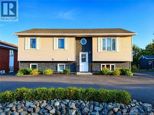 527 St Anne St, House with 4 bedrooms, 2 bathrooms and null parking in Bathurst NB | Card Image