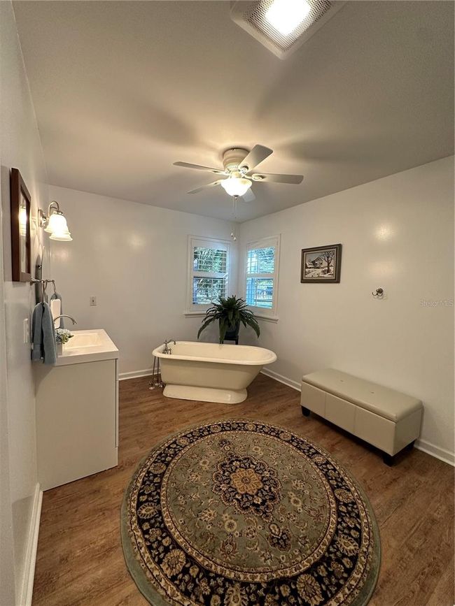 #2 BATHROOM - SEPARATE TUB & SHOWER | Image 27