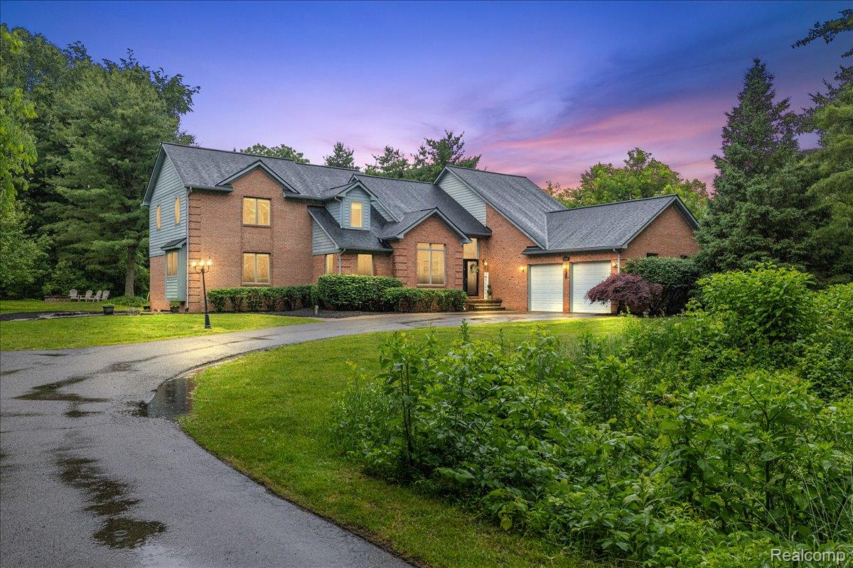Residential in Commerce Charter Township