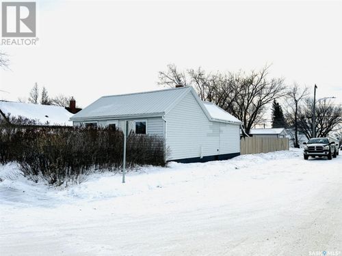 128 3rd Ave W, Biggar, SK, S0K0M0 | Card Image