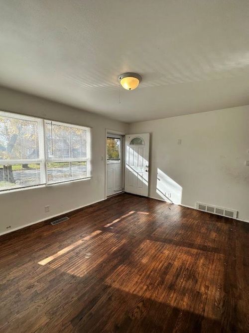 3124 Sloan St, Flint, MI, 48504-3242 | Card Image