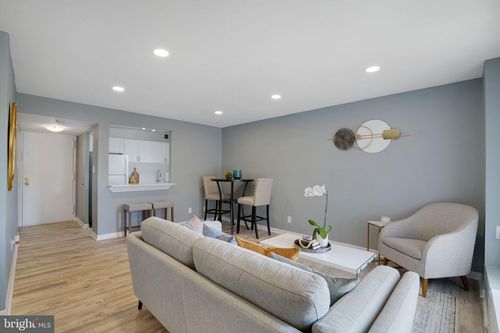 909-3100 S Manchester St, FALLS CHURCH, VA, 22044-2717 | Card Image