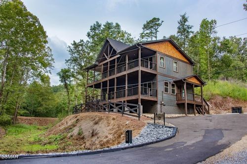 985 King Branch Rd, Sevierville, TN, 37876-8879 | Card Image