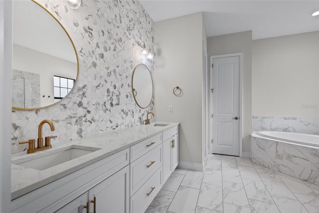 Primary Bathroom | Image 25