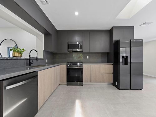 252 E 36th St, Hialeah, FL, 33013-2638 | Card Image