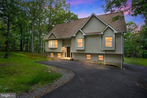 121 Almond Ct, Milford, PA, 18337-7525 | Card Image