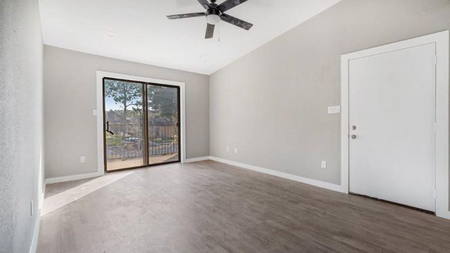 Natural light coming from the balcony! | Image 4