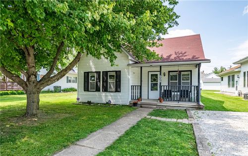 505 W Main St, Bethany, IL, 61914-8618 | Card Image