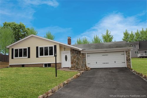 4 Sherwood Ln, Greenville, RI, 02828-2507 | Card Image