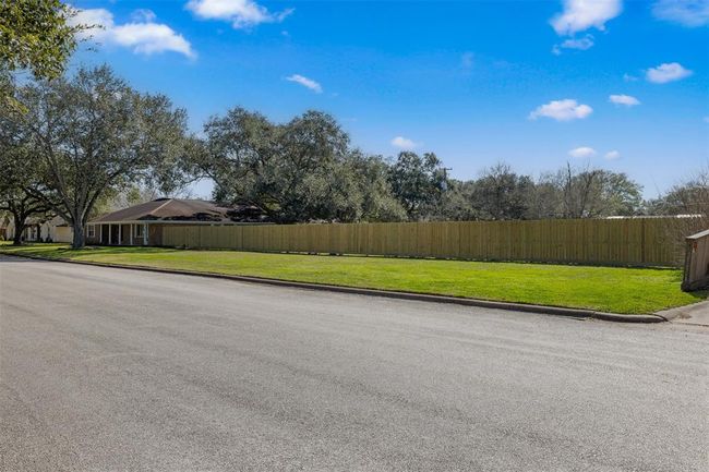 617 Melody Ln, House other with 3 bedrooms, 3 bathrooms and 2 parking in Eagle Lake TX | Image 5