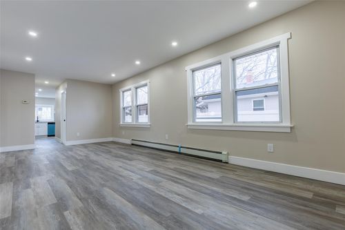 83 Stevens St, Freeport, NY, 11520-1218 | Card Image