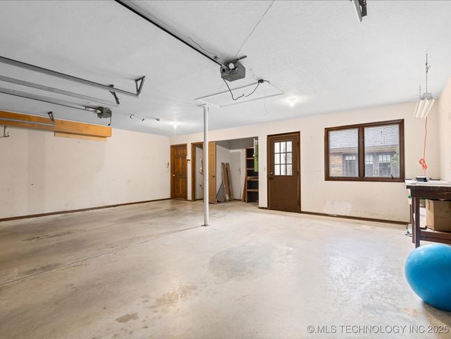 Garage interior | Image 45