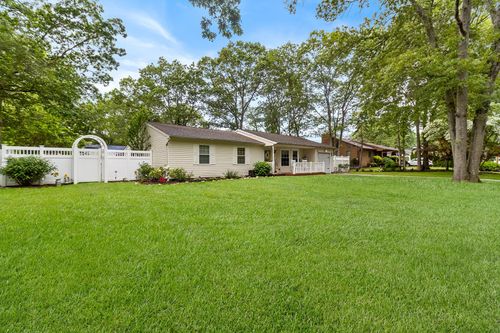 44 Lowell Ave, Holtsville, NY, 11742-1517 | Card Image