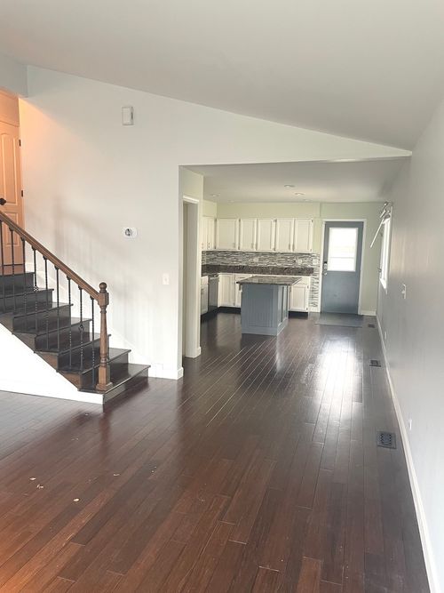 566 W Comstock Ave, Elmhurst, IL, 60126-1807 | Card Image