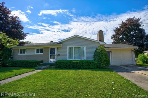 574 Poplar St, Clio, MI, 48420-1262 | Card Image