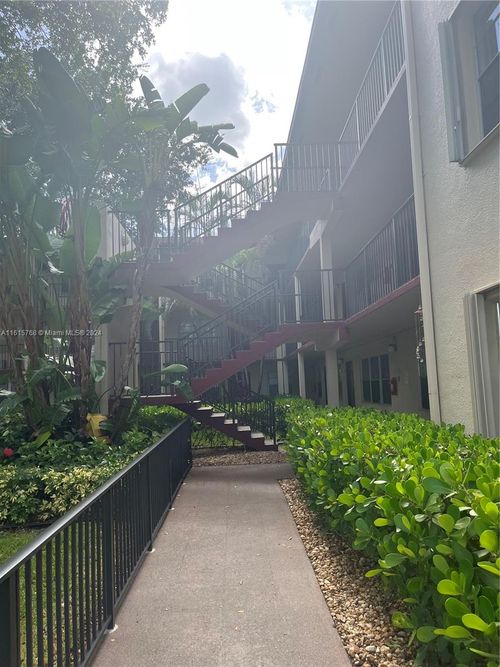 apt-204l-200 Sw 132nd Way, Pembroke Pines, FL, 33027-1674 | Card Image