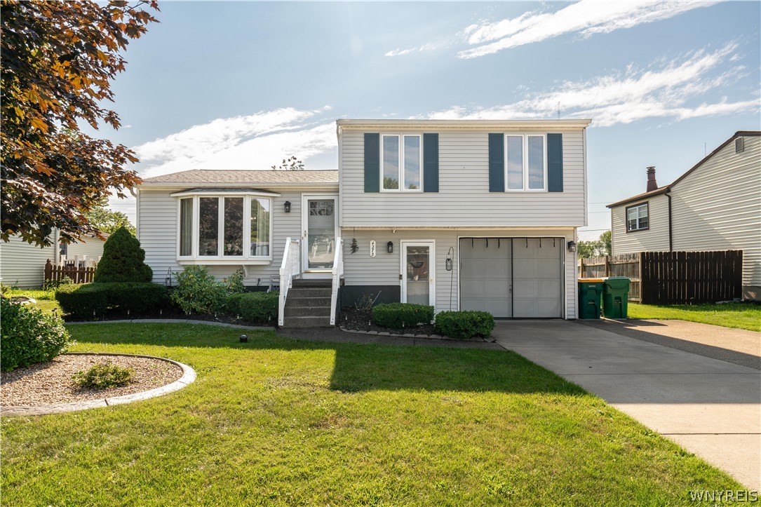 Glenwillow Dr, Hamburg, NY 14075