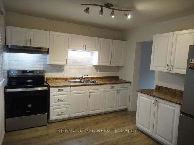 6 - 105 Hansen Rd N, Condo with 4 bedrooms, 2 bathrooms and 2 parking in Brampton ON | Image 5