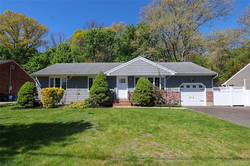5 Mapletree Ln, Huntington Station, NY, 11746-4019 | Card Image
