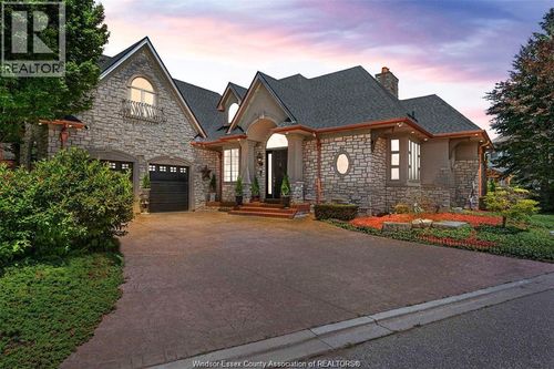 490 Shoreview Cir, Windsor, ON, N8P1M7 | Card Image