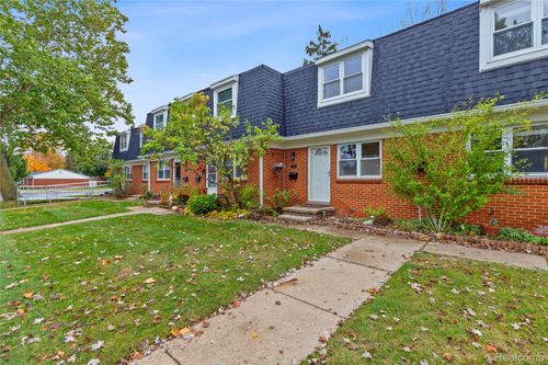 45311 Kensington St, Utica, MI, 48317-5921 | Card Image