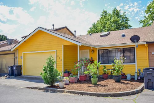 640 Golden Ln, Medford, OR, 97504-5208 | Card Image