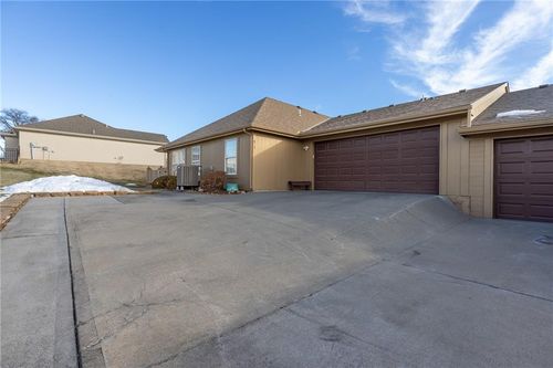 652 Ne 65th Ter, Gladstone, MO, 64118-4758 | Card Image