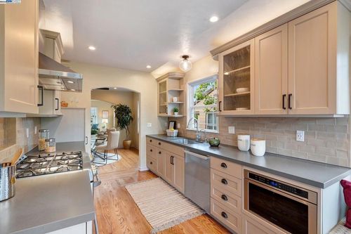 1109 Post St, Alameda, CA, 94501-5532 | Card Image