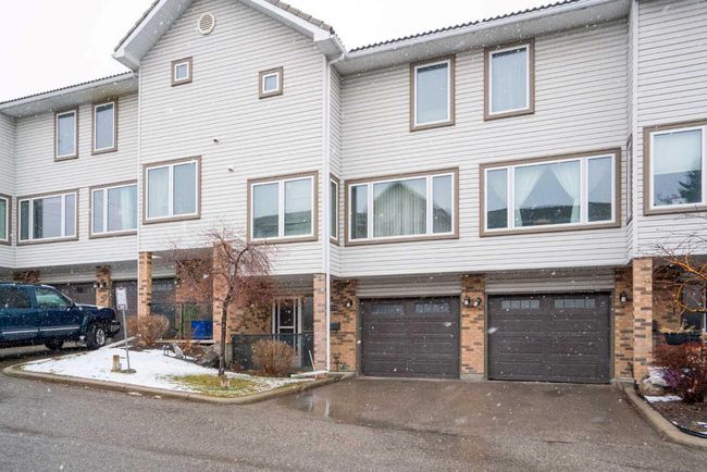 219 Coachway Lane Sw, Townhouse with 3 bedrooms, 3 bathrooms and 2 parking in Calgary AB | Image 30