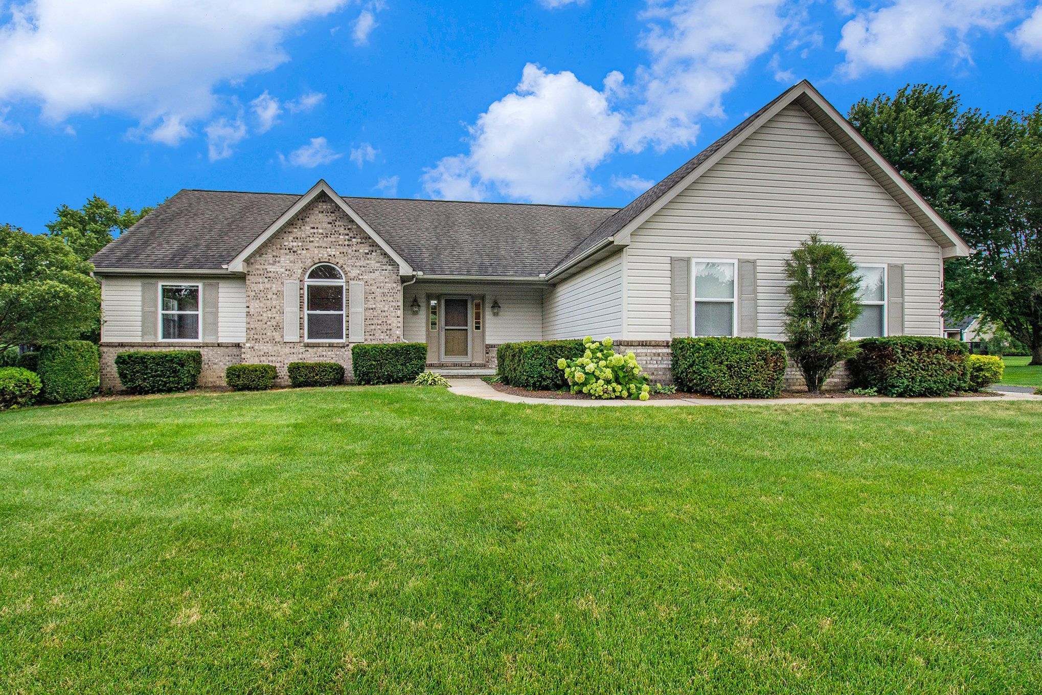 Danielle Dr, South Lyon, MI 48178