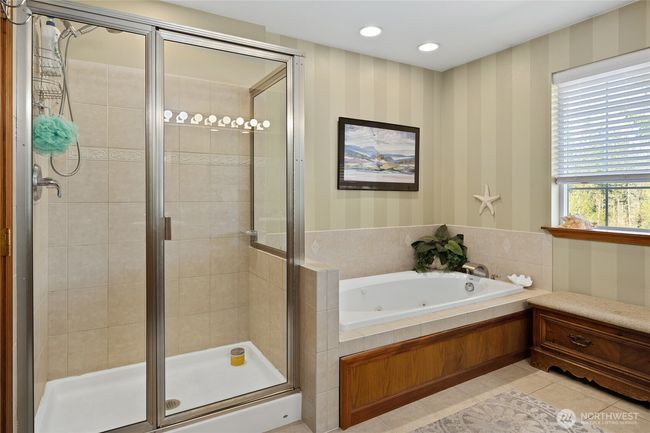Shower/Soaking tub | Image 25