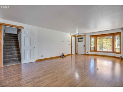 10883 Southview Loop, House other with 3 bedrooms, 2 bathrooms and 2 parking in Jefferson OR | Image 3