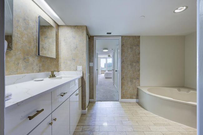 APT-17C - 525 S Flagler Dr, Condo with 2 bedrooms, 2 bathrooms and null parking in West Palm Beach FL | Image 13