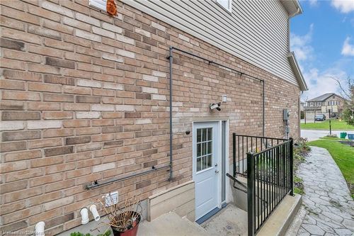 b-916 Magdalena Crt, Kitchener, ON, N2E0B3 | Card Image