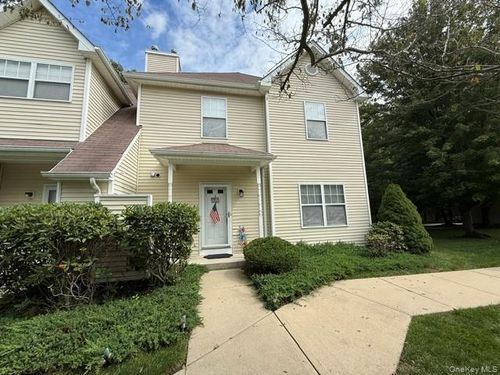 6 Daremy Cir, Medford, NY, 11763-2261 | Card Image