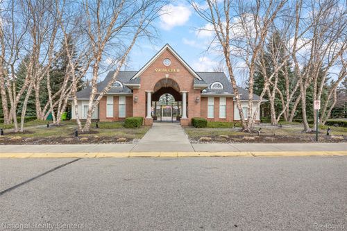 7201 Farmingdale Ln, Walled Lake, MI, 48390-5902 | Card Image