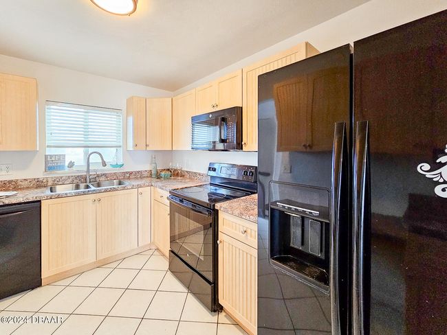 Kitchen with an ocean view | Image 7