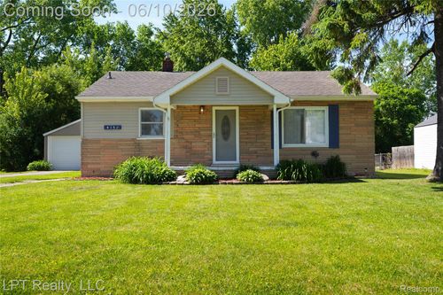 4152 Leith St, Burton, MI, 48509-1033 | Card Image