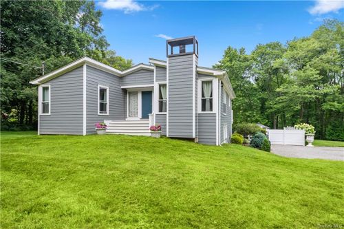 674 Cross River Road, Bedford, NY, 10536 | Card Image