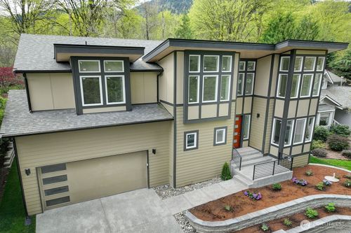865 Front St S, Issaquah, WA, 98027-4205 | Card Image