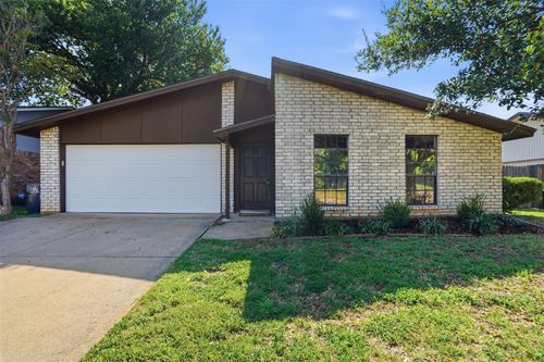 2711 Treeview Dr, Arlington, TX, 76016-1459 | Card Image