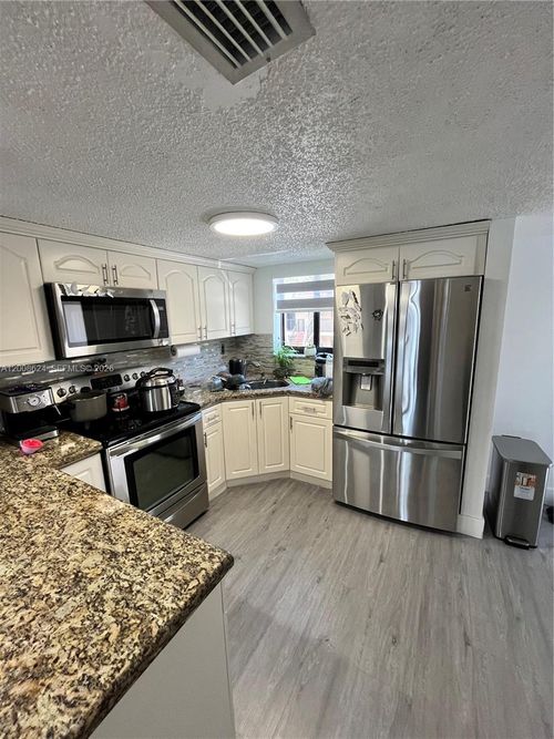 204-5580 W 26th Ct, Hialeah, FL, 33016 | Card Image