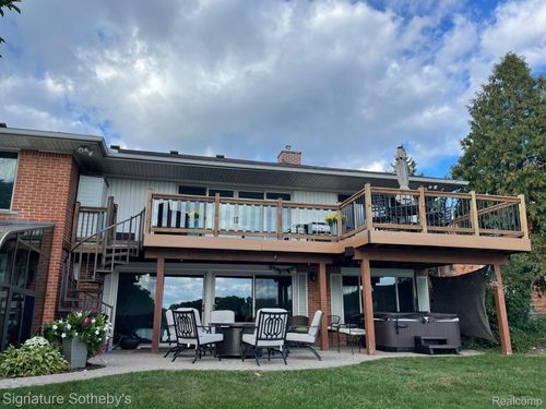 2497 W Walton Blvd, Waterford Twp, MI, 48329-4435 | Card Image